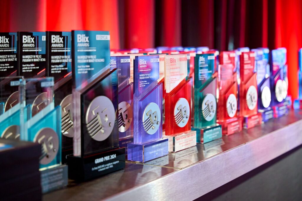Statuetki na gali wręczenia nagród Blix Awards 2024